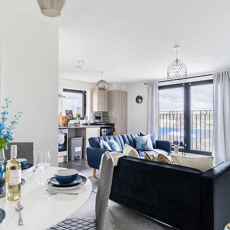 Livestay-New Private Apartment Building Minutes From Heathrow スラウ エクステリア 写真