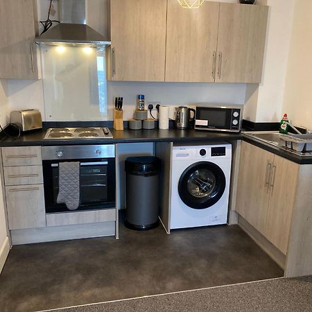 Livestay-New Private Apartment Building Minutes From Heathrow スラウ エクステリア 写真
