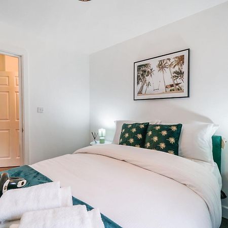 Livestay-New Private Apartment Building Minutes From Heathrow スラウ エクステリア 写真