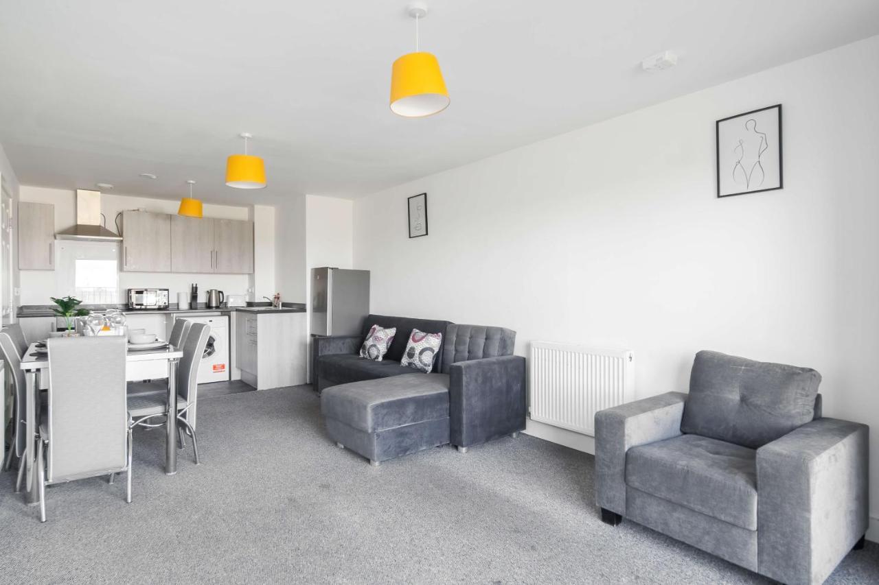Livestay-New Private Apartment Building Minutes From Heathrow スラウ エクステリア 写真