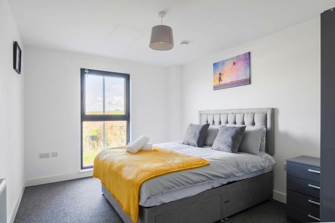 Livestay-New Private Apartment Building Minutes From Heathrow スラウ エクステリア 写真
