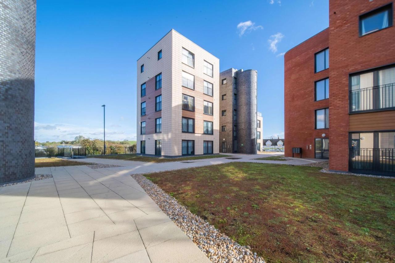 Livestay-New Private Apartment Building Minutes From Heathrow スラウ エクステリア 写真
