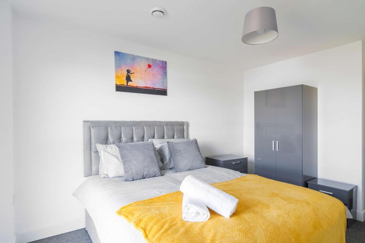 Livestay-New Private Apartment Building Minutes From Heathrow スラウ エクステリア 写真
