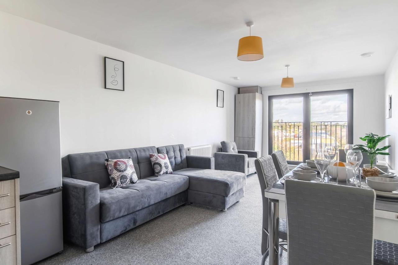 Livestay-New Private Apartment Building Minutes From Heathrow スラウ エクステリア 写真
