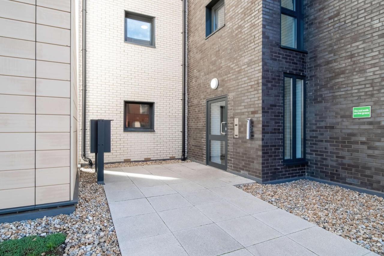 Livestay-New Private Apartment Building Minutes From Heathrow スラウ エクステリア 写真