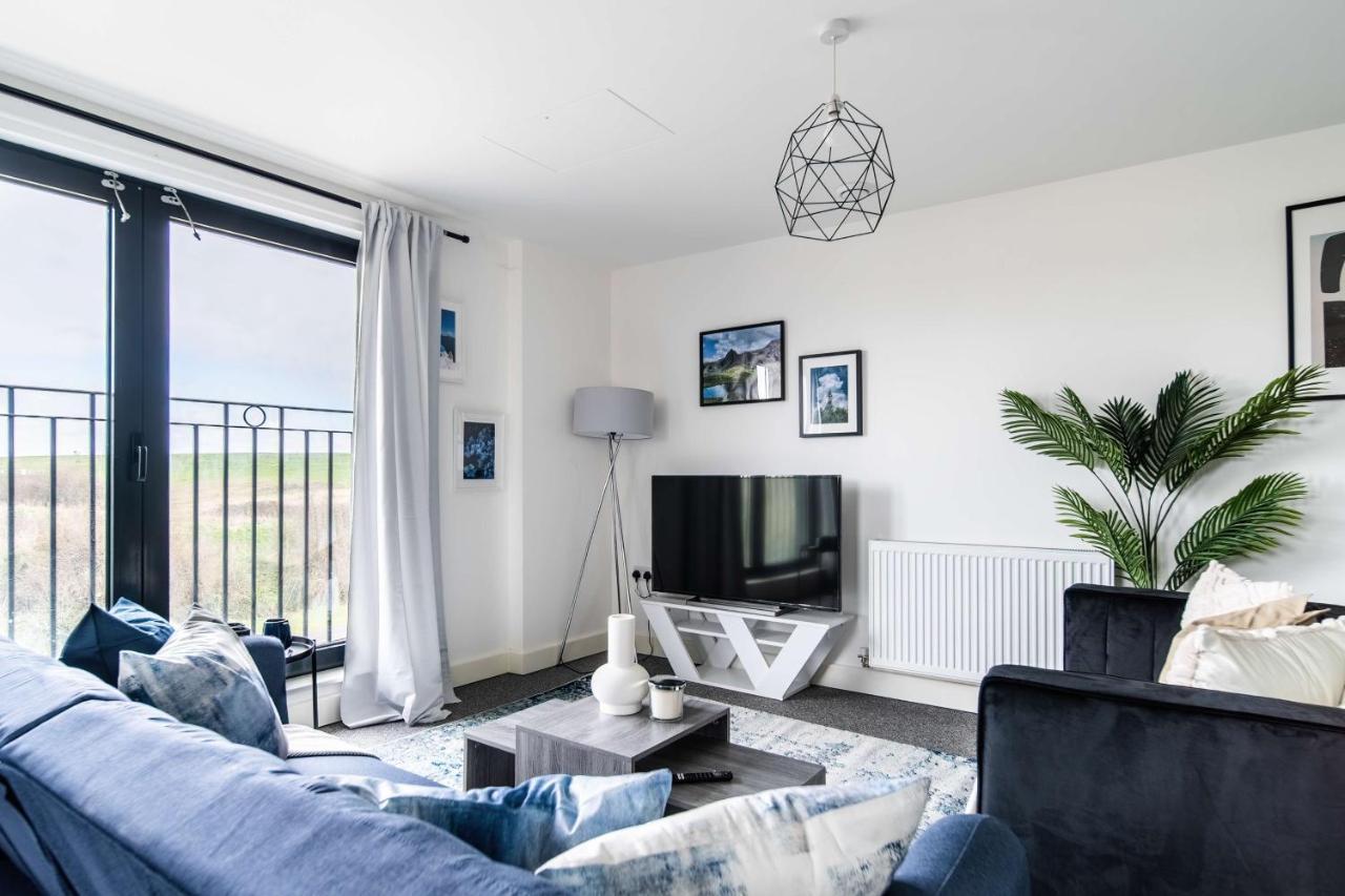 Livestay-New Private Apartment Building Minutes From Heathrow スラウ エクステリア 写真