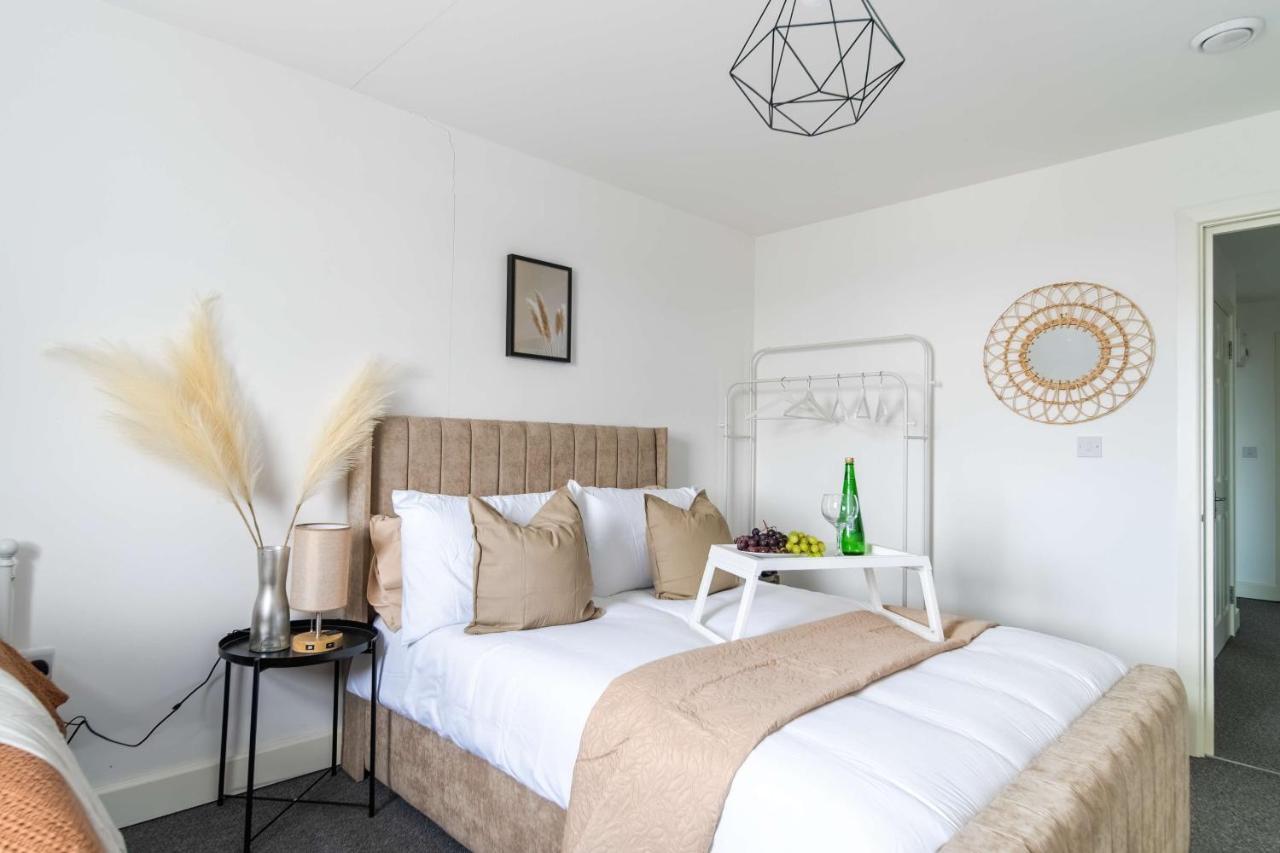 Livestay-New Private Apartment Building Minutes From Heathrow スラウ エクステリア 写真