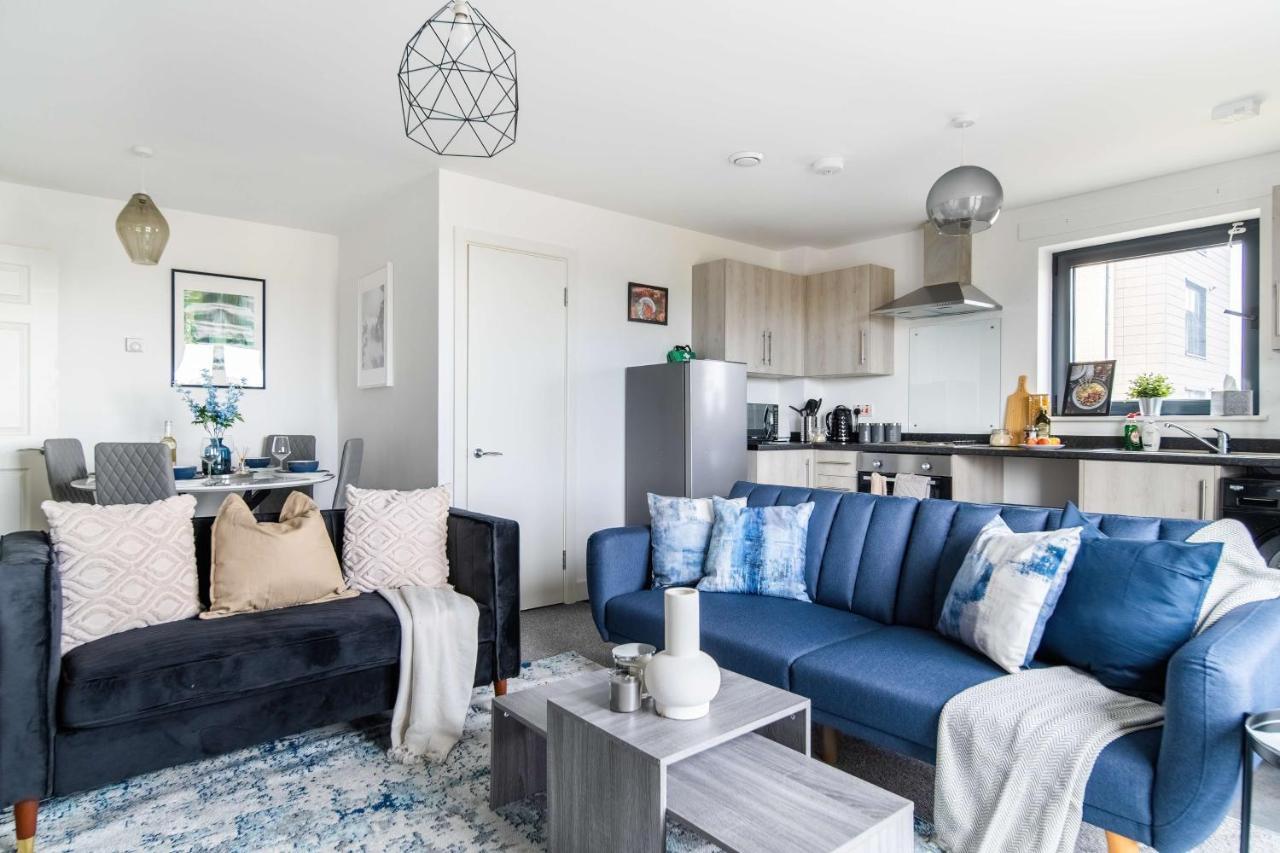 Livestay-New Private Apartment Building Minutes From Heathrow スラウ エクステリア 写真