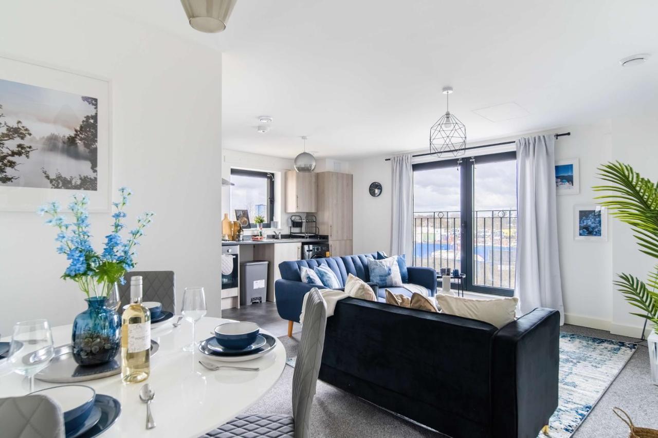 Livestay-New Private Apartment Building Minutes From Heathrow スラウ エクステリア 写真