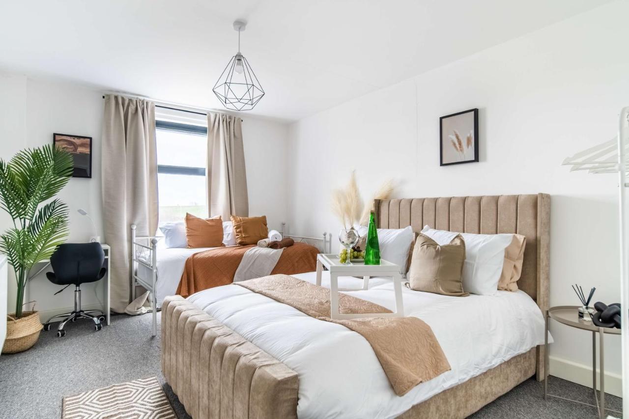Livestay-New Private Apartment Building Minutes From Heathrow スラウ エクステリア 写真