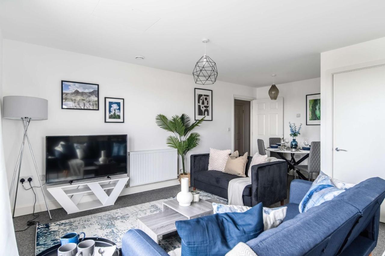 Livestay-New Private Apartment Building Minutes From Heathrow スラウ エクステリア 写真