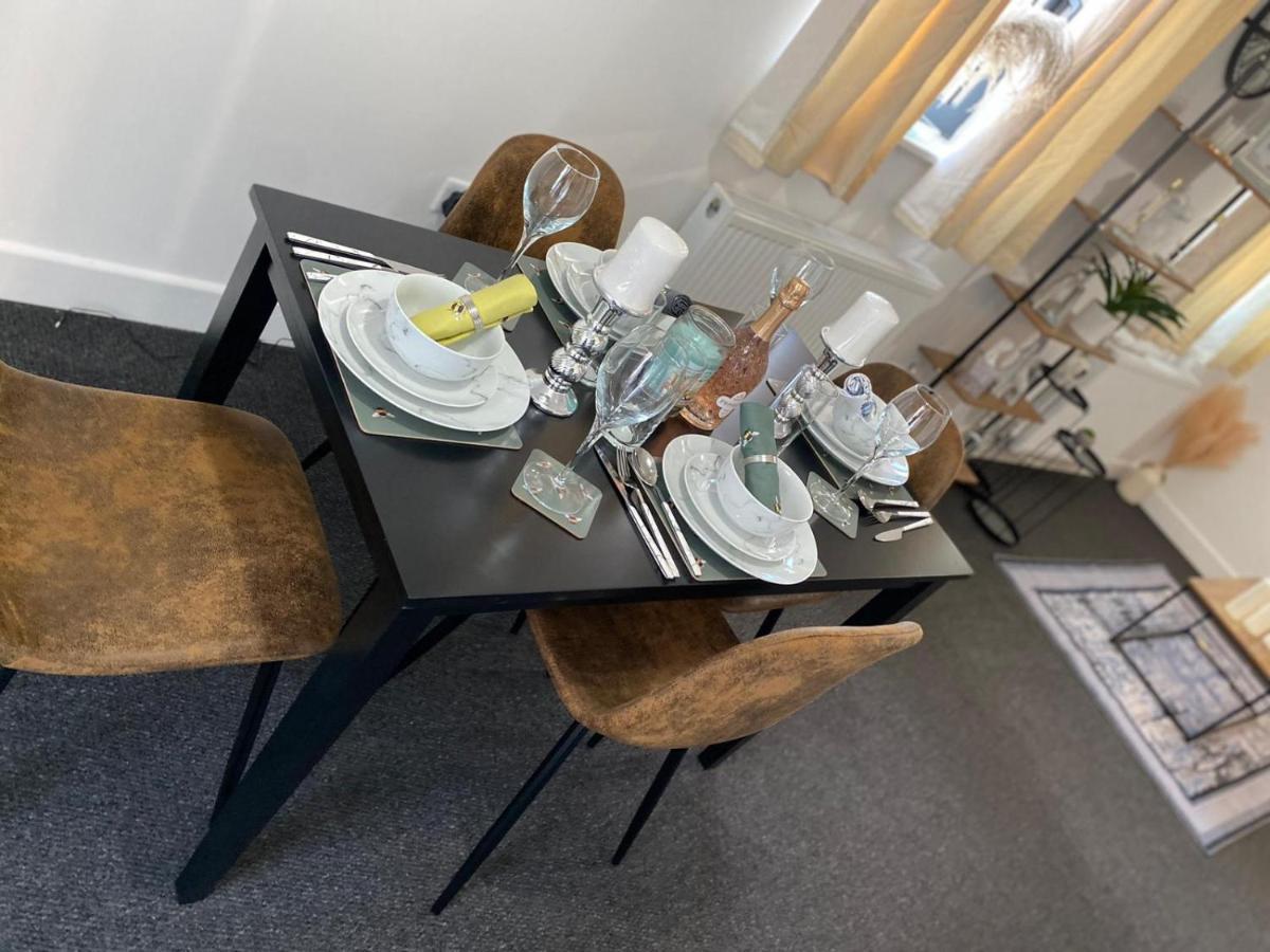 Livestay-New Private Apartment Building Minutes From Heathrow スラウ エクステリア 写真
