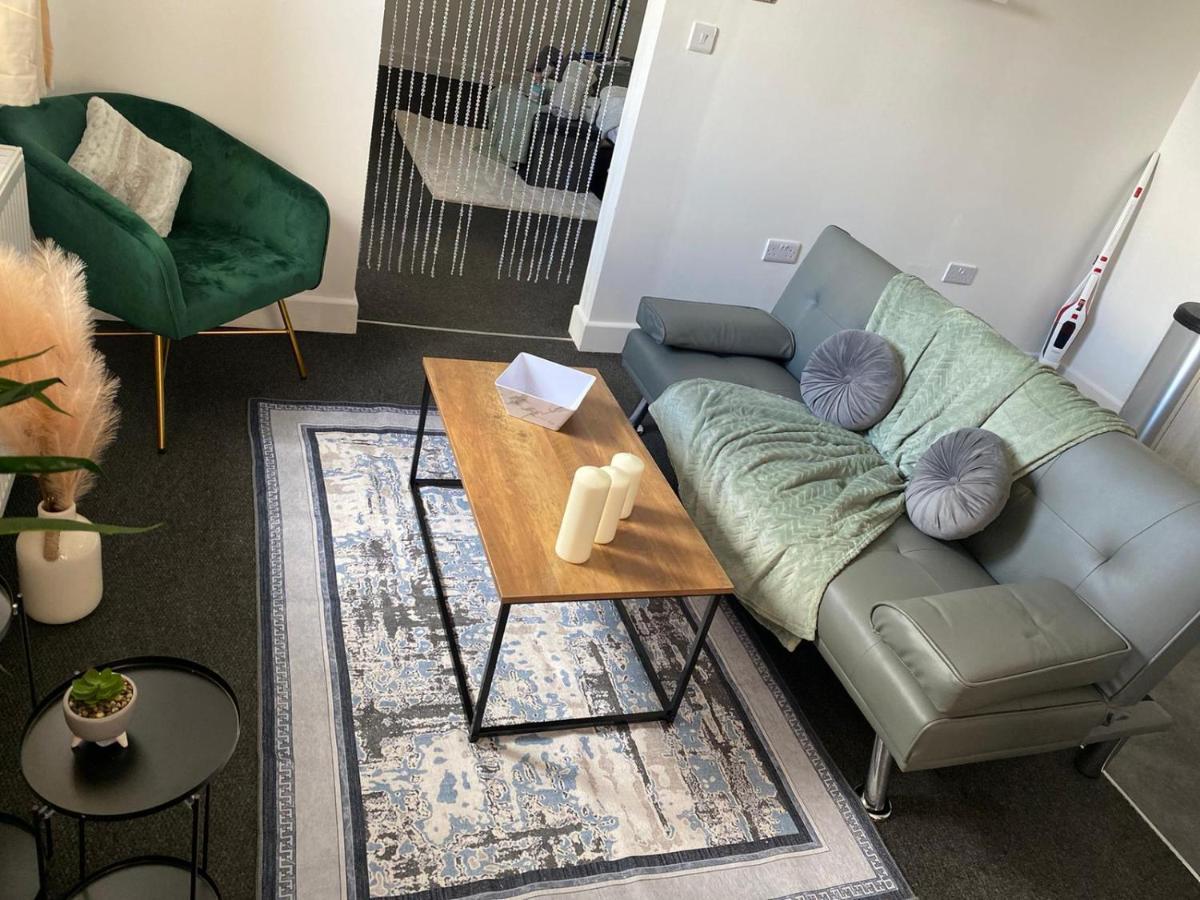 Livestay-New Private Apartment Building Minutes From Heathrow スラウ エクステリア 写真