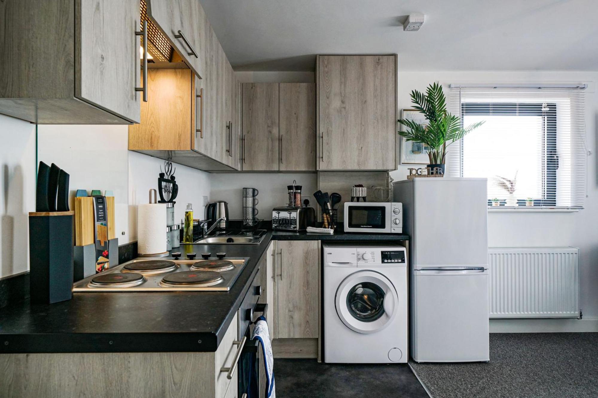 Livestay-New Private Apartment Building Minutes From Heathrow スラウ エクステリア 写真