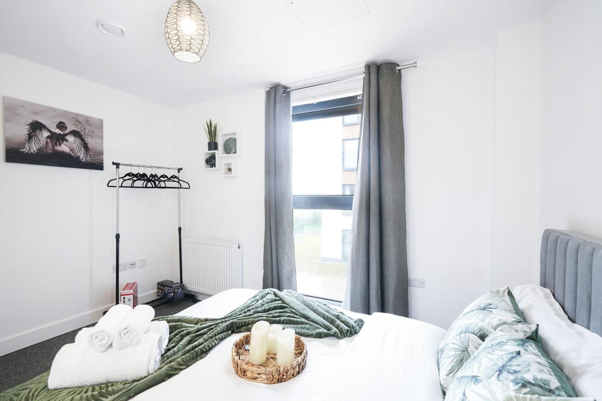 Livestay-New Private Apartment Building Minutes From Heathrow スラウ エクステリア 写真