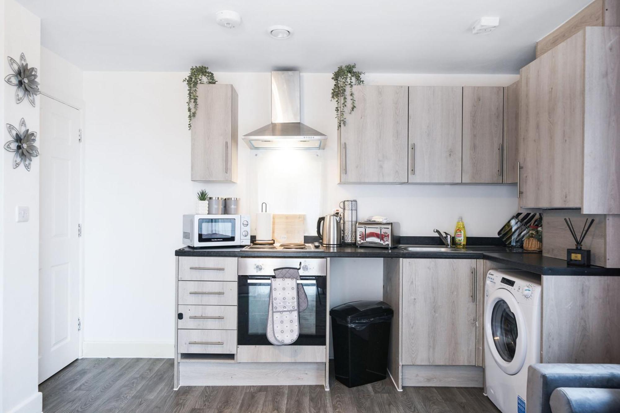 Livestay-New Private Apartment Building Minutes From Heathrow スラウ エクステリア 写真