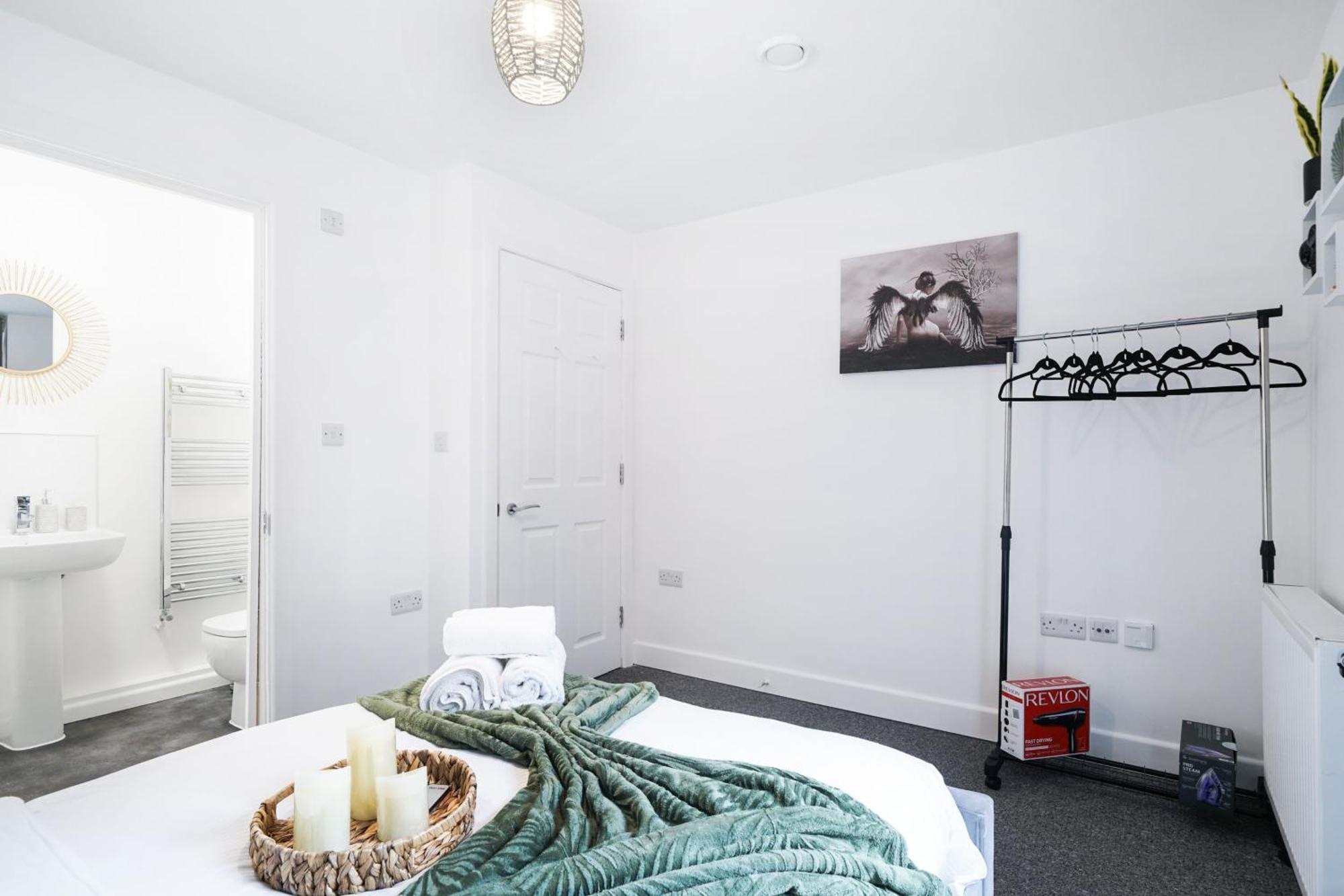 Livestay-New Private Apartment Building Minutes From Heathrow スラウ エクステリア 写真