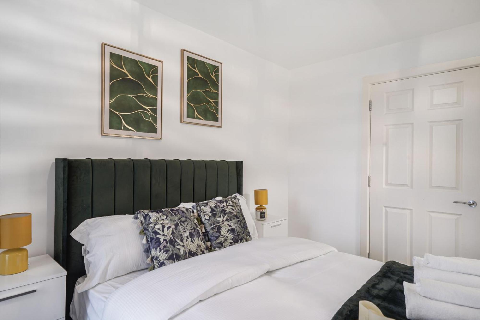 Livestay-New Private Apartment Building Minutes From Heathrow スラウ エクステリア 写真