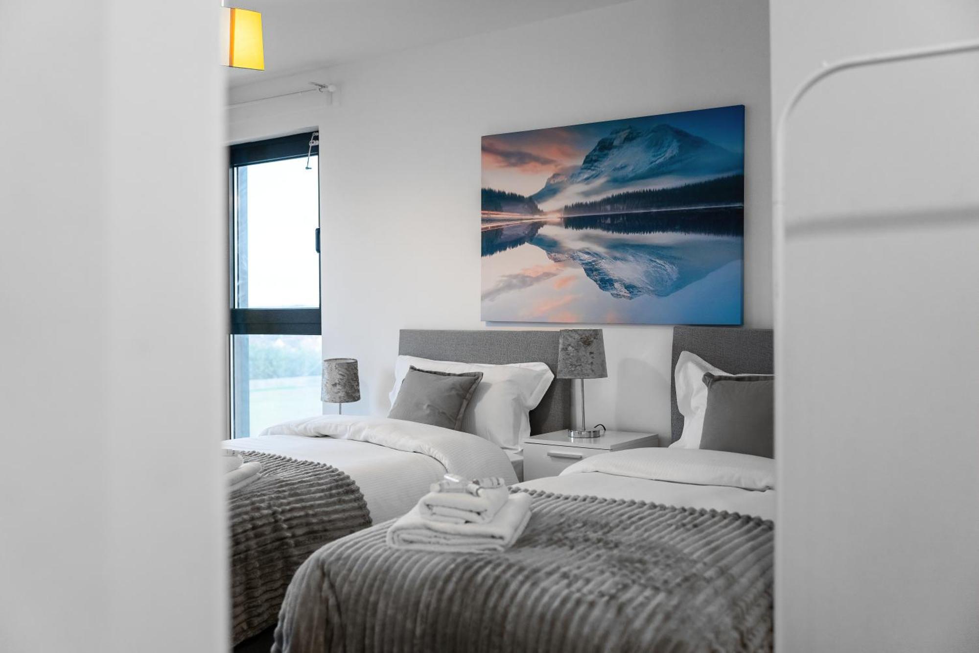 Livestay-New Private Apartment Building Minutes From Heathrow スラウ エクステリア 写真
