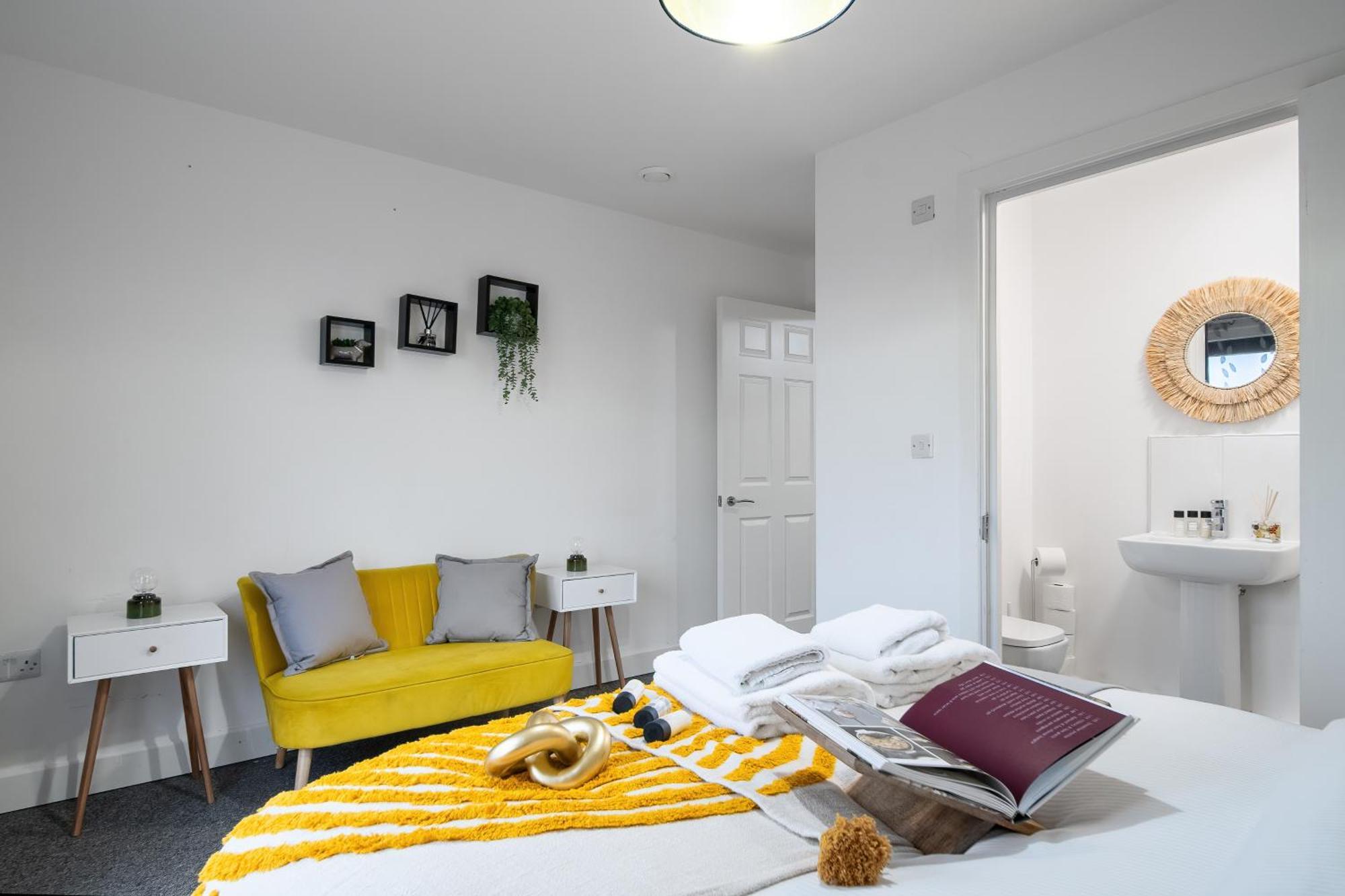 Livestay-New Private Apartment Building Minutes From Heathrow スラウ エクステリア 写真