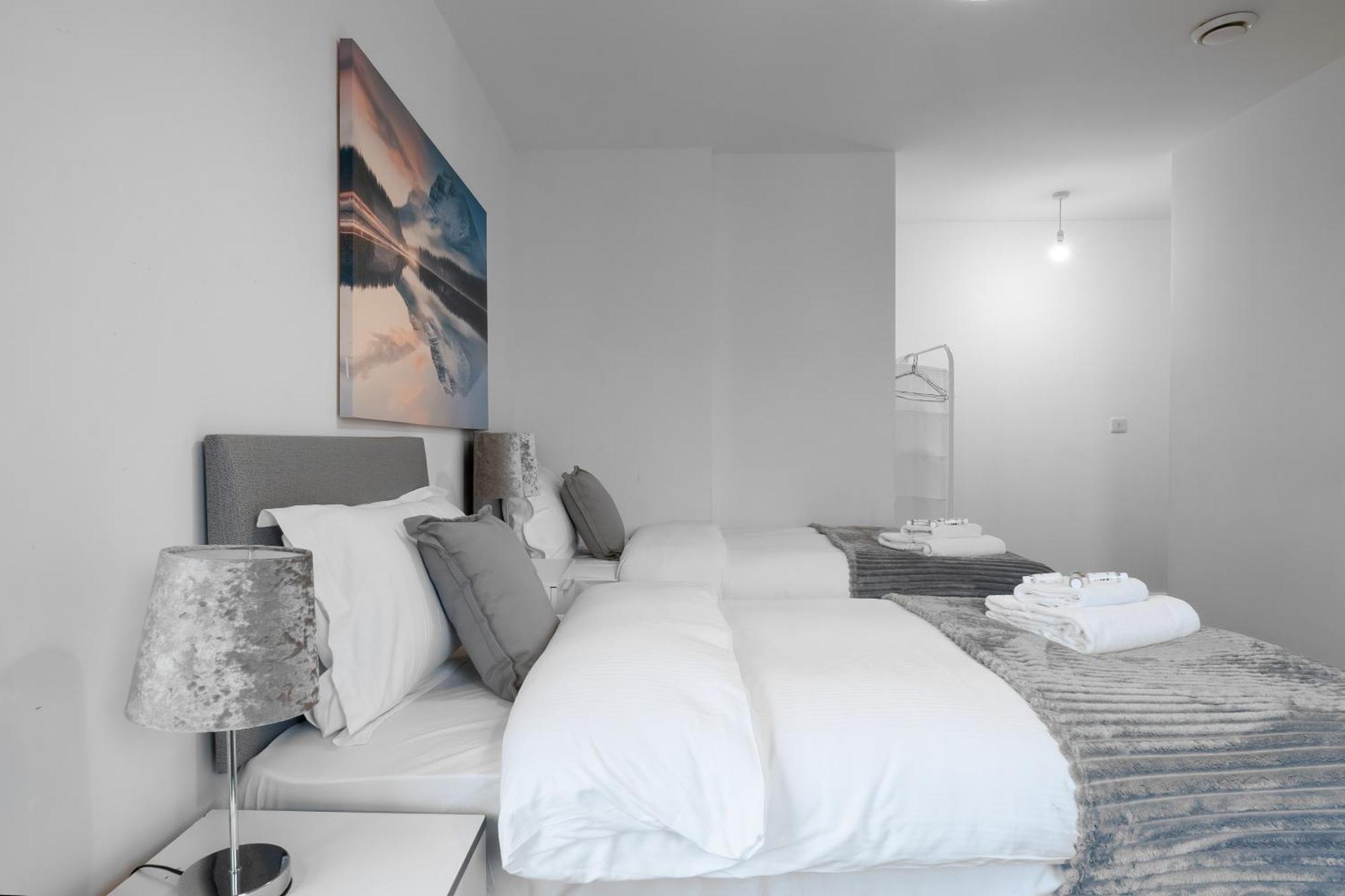 Livestay-New Private Apartment Building Minutes From Heathrow スラウ エクステリア 写真