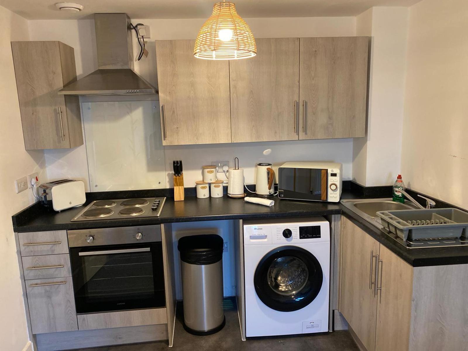 Livestay-New Private Apartment Building Minutes From Heathrow スラウ エクステリア 写真