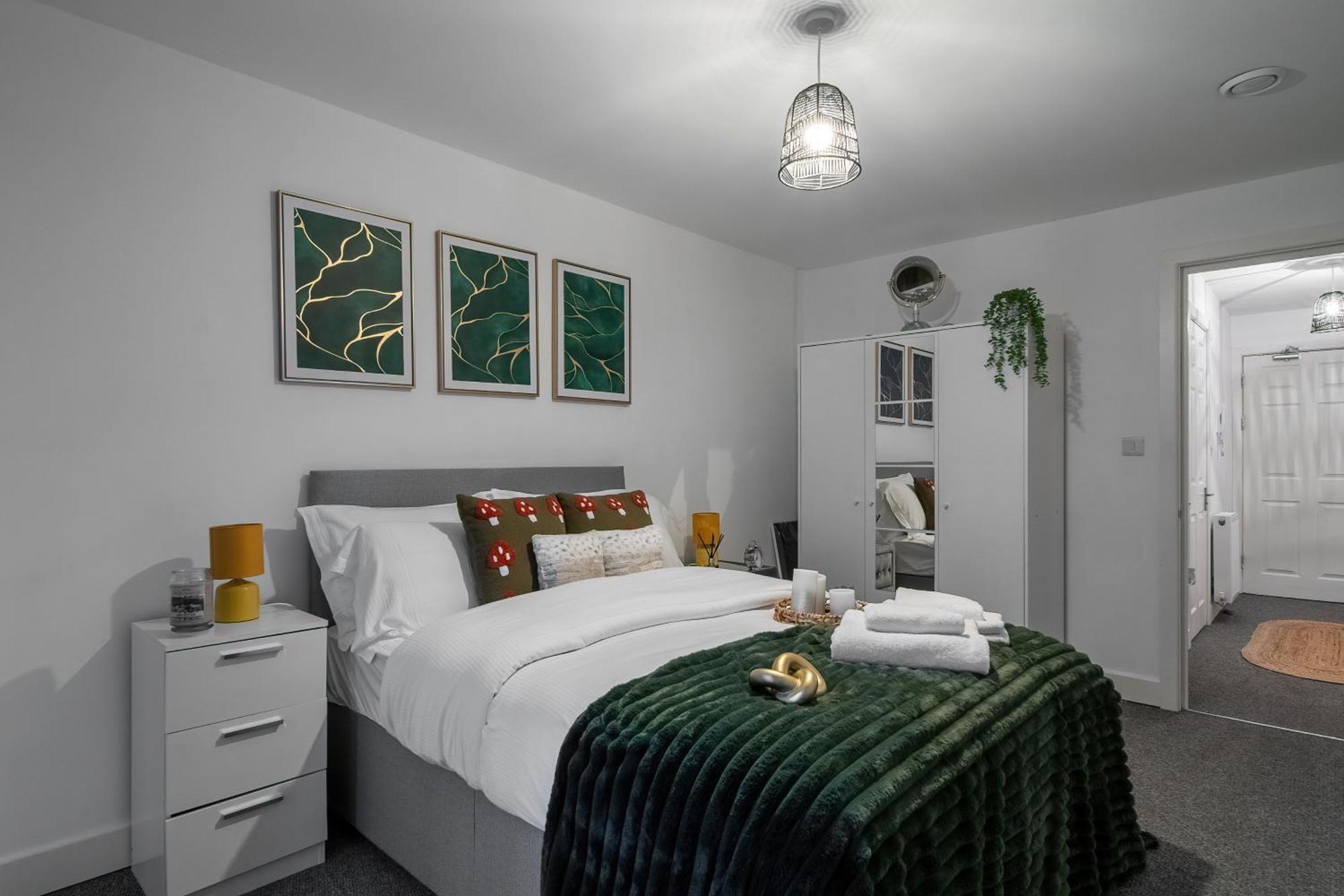 Livestay-New Private Apartment Building Minutes From Heathrow スラウ エクステリア 写真