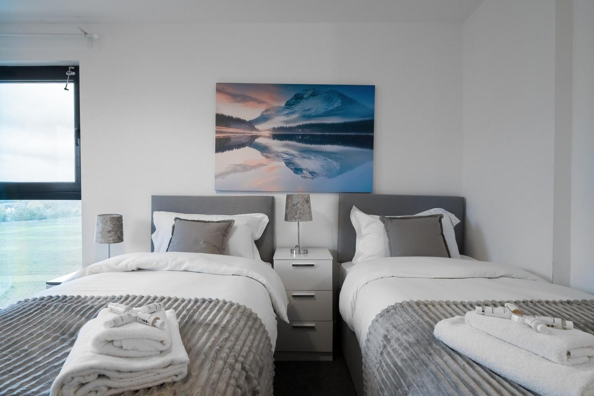 Livestay-New Private Apartment Building Minutes From Heathrow スラウ エクステリア 写真