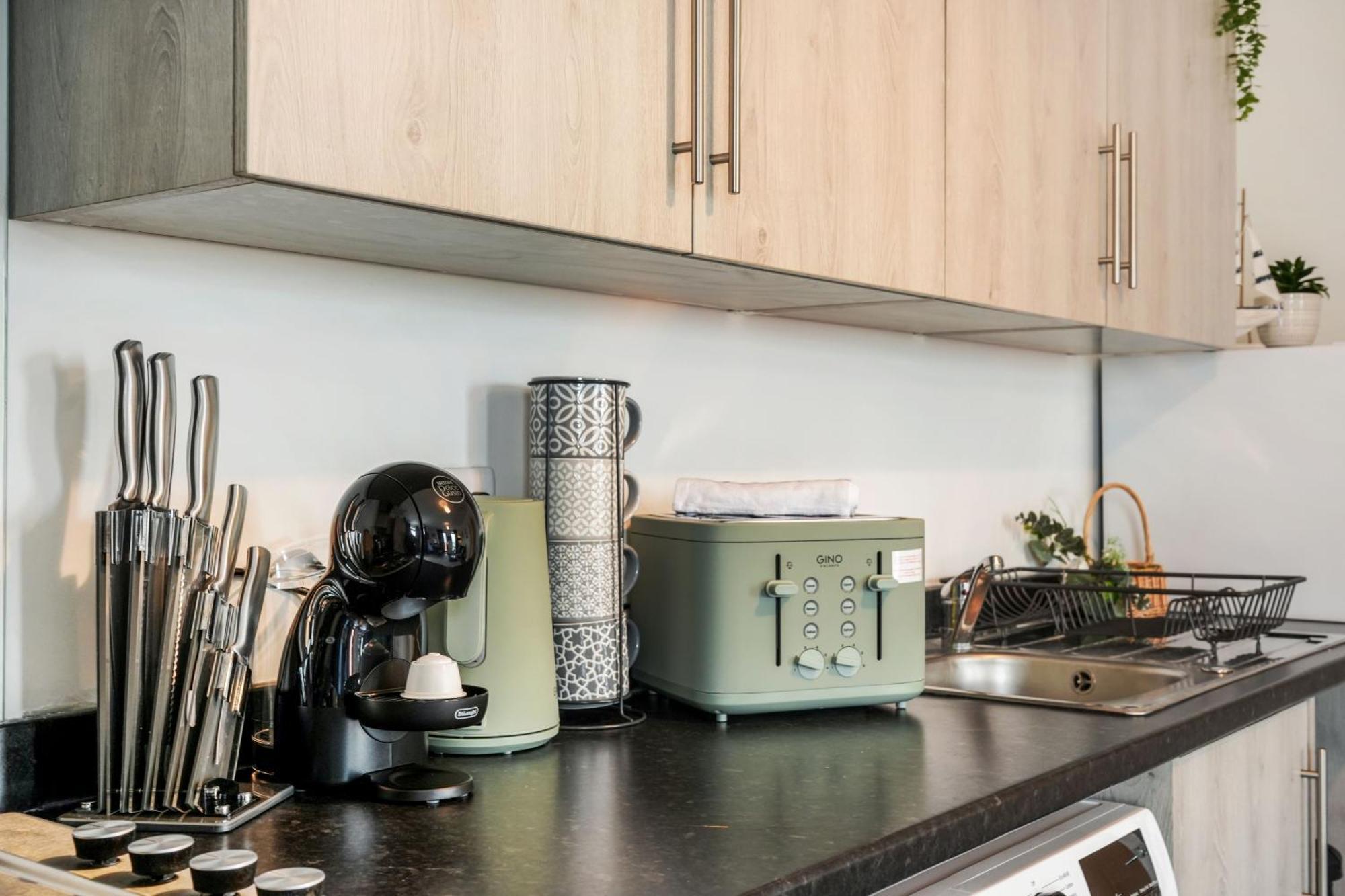Livestay-New Private Apartment Building Minutes From Heathrow スラウ エクステリア 写真