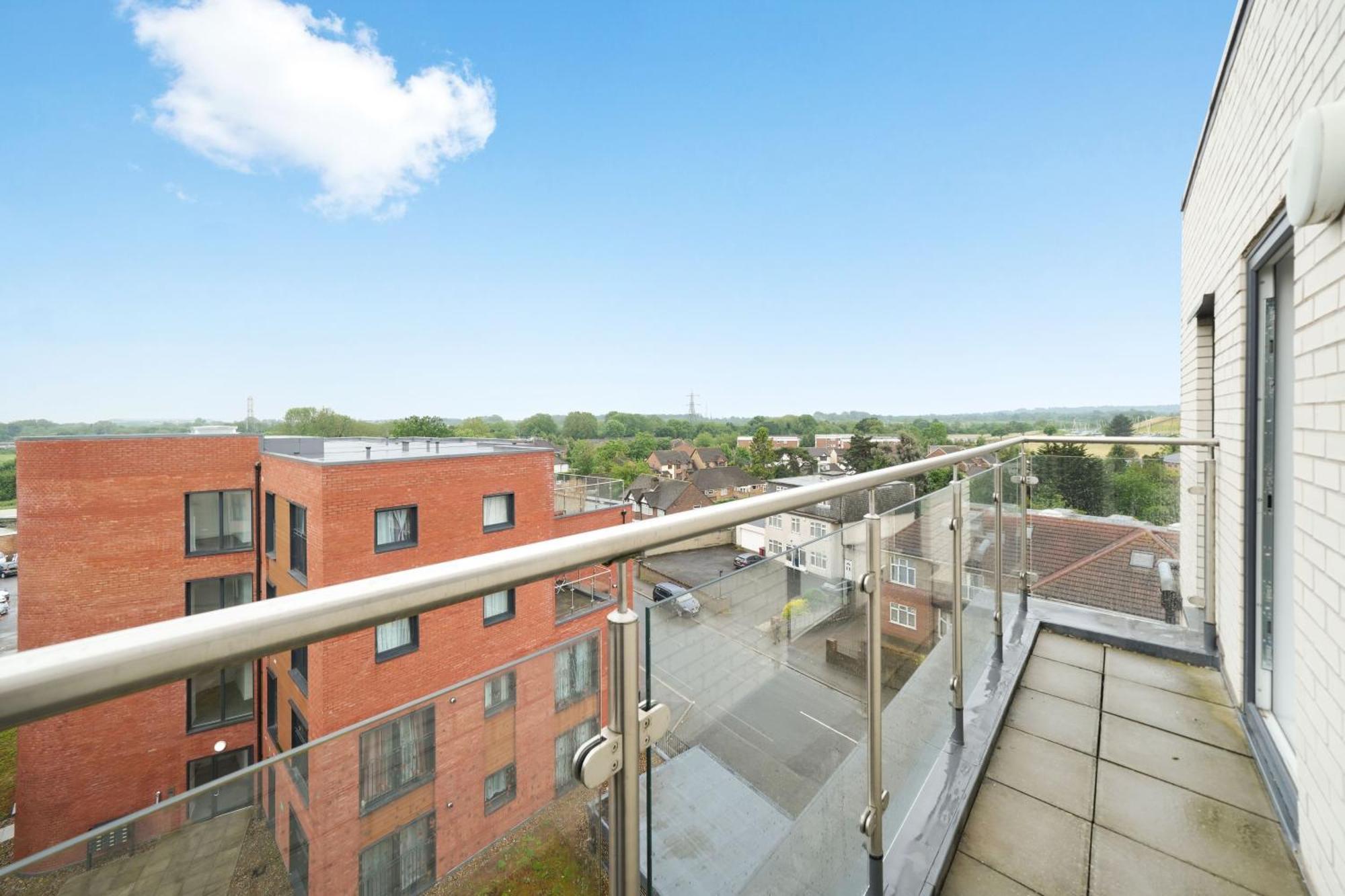 Livestay-New Private Apartment Building Minutes From Heathrow スラウ エクステリア 写真