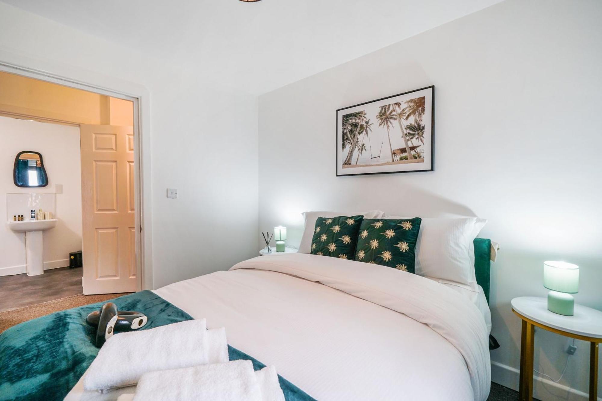 Livestay-New Private Apartment Building Minutes From Heathrow スラウ エクステリア 写真