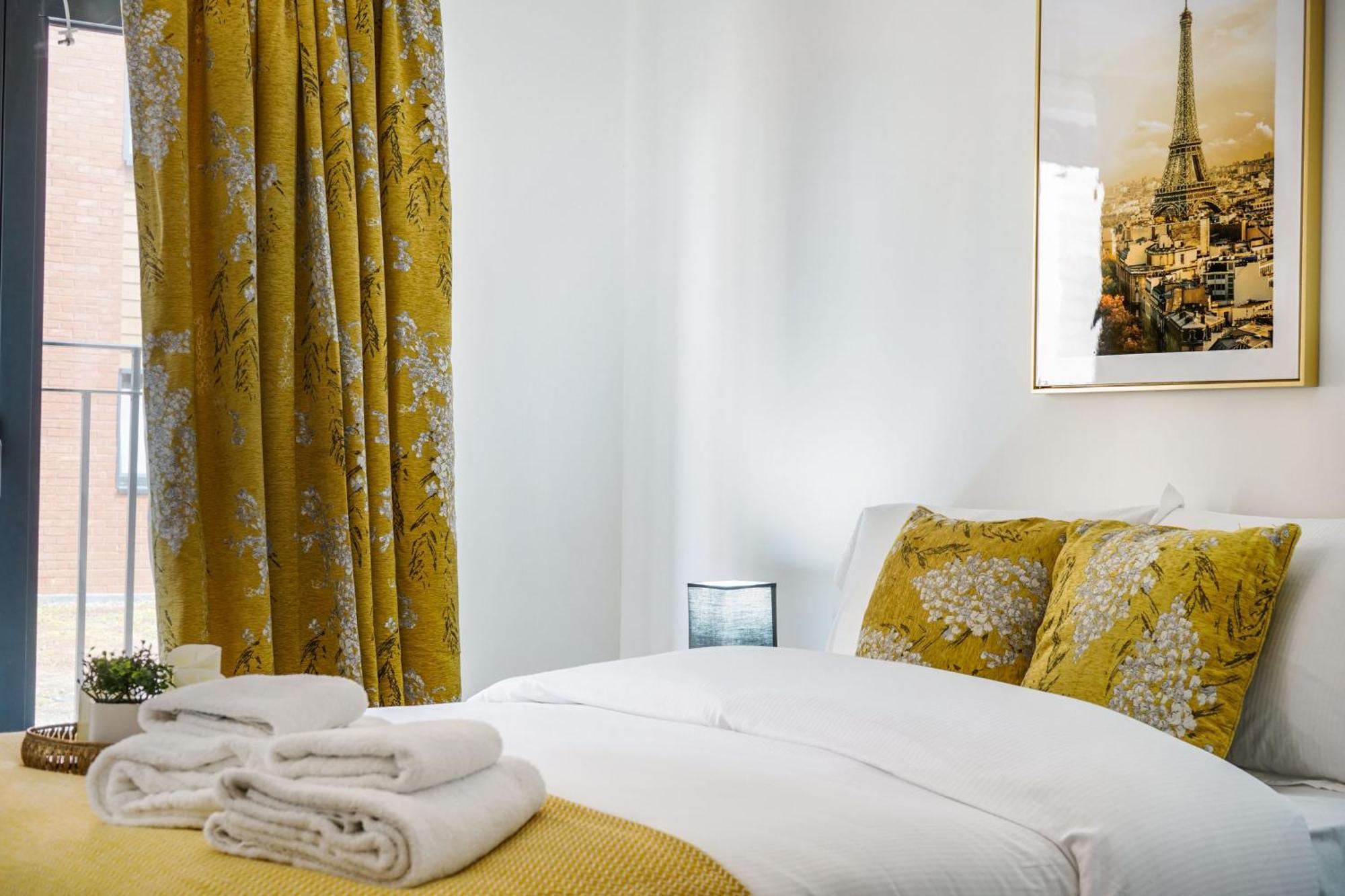 Livestay-New Private Apartment Building Minutes From Heathrow スラウ エクステリア 写真