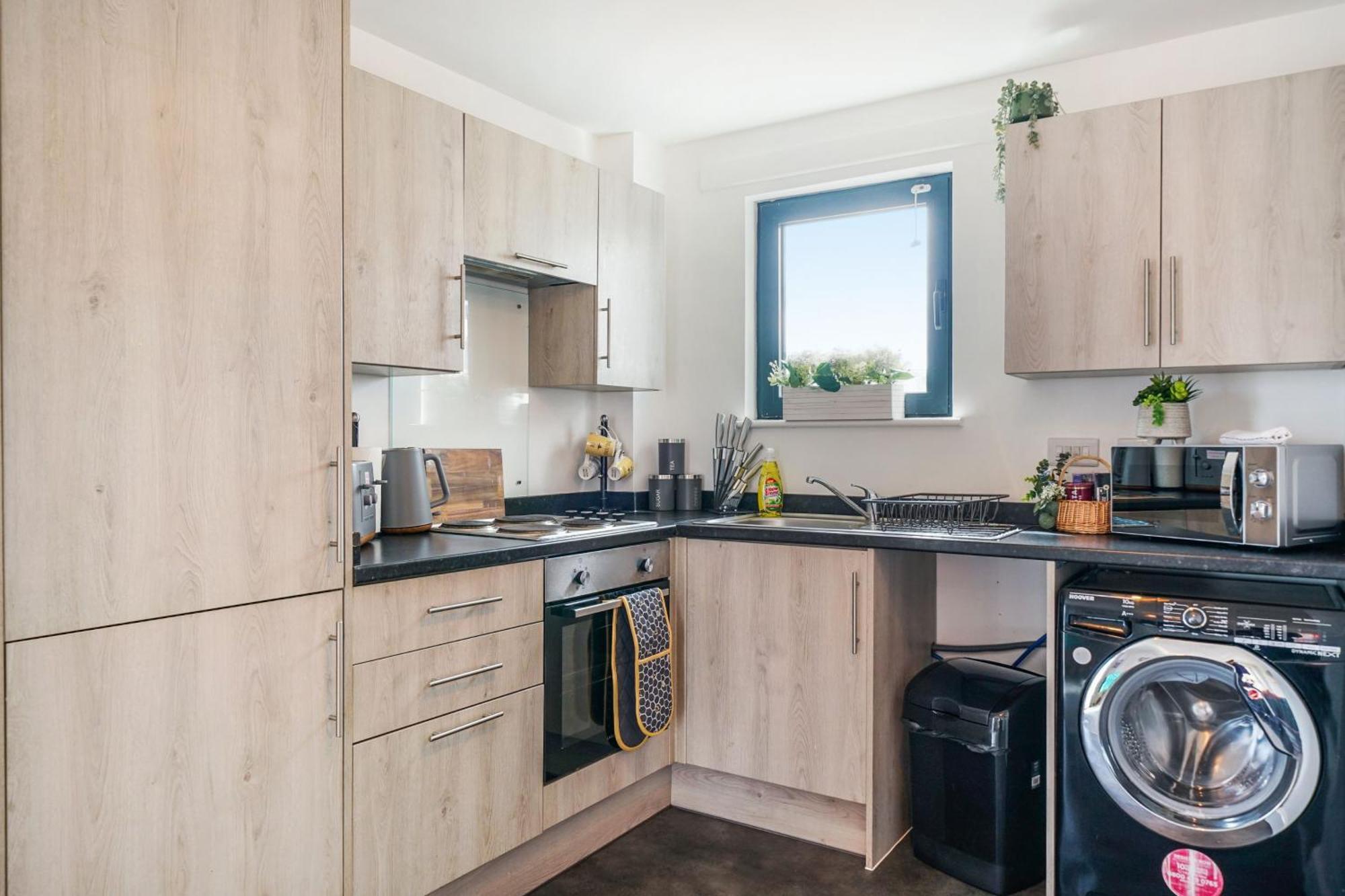 Livestay-New Private Apartment Building Minutes From Heathrow スラウ エクステリア 写真